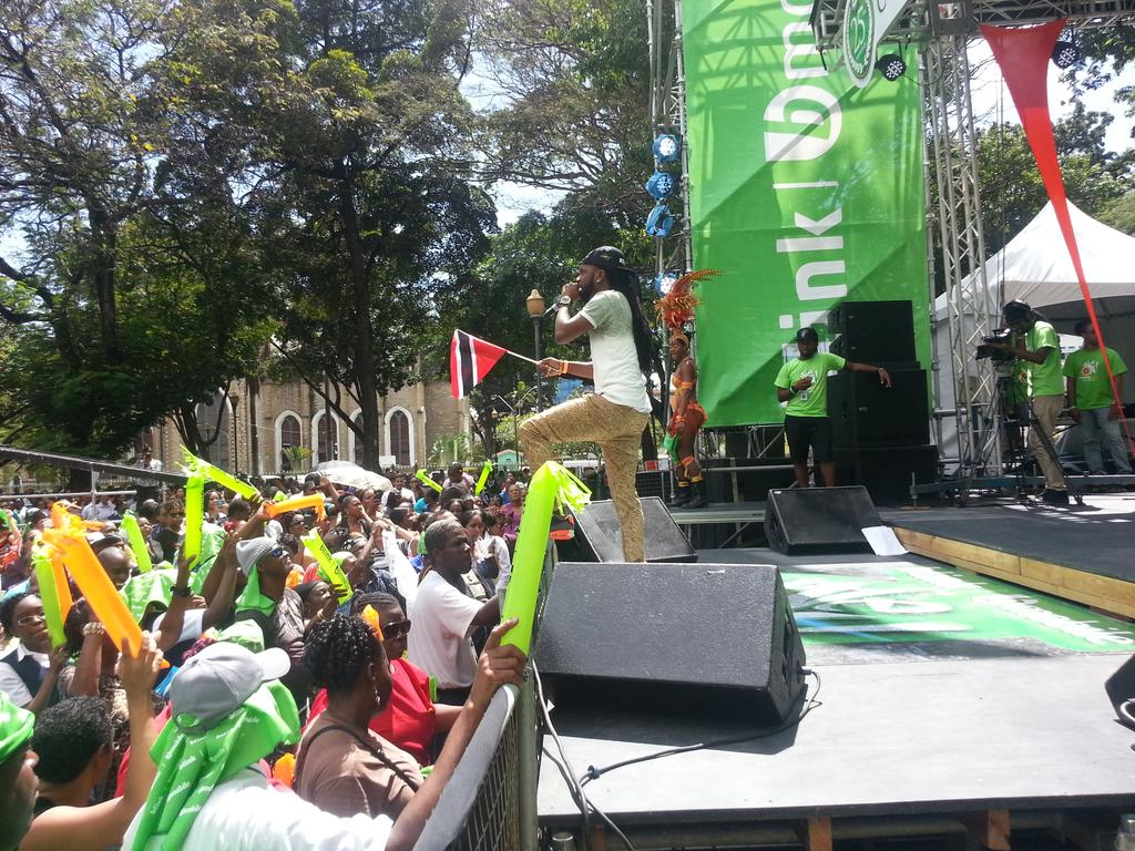 tv6tnt's tweet photo. Lyrical live on @bmobiletweet's Soca in b Square. Join us on http://t.co/6ExxfV9I8X #WeOn2015 http://t.co/xMxL4DedKl