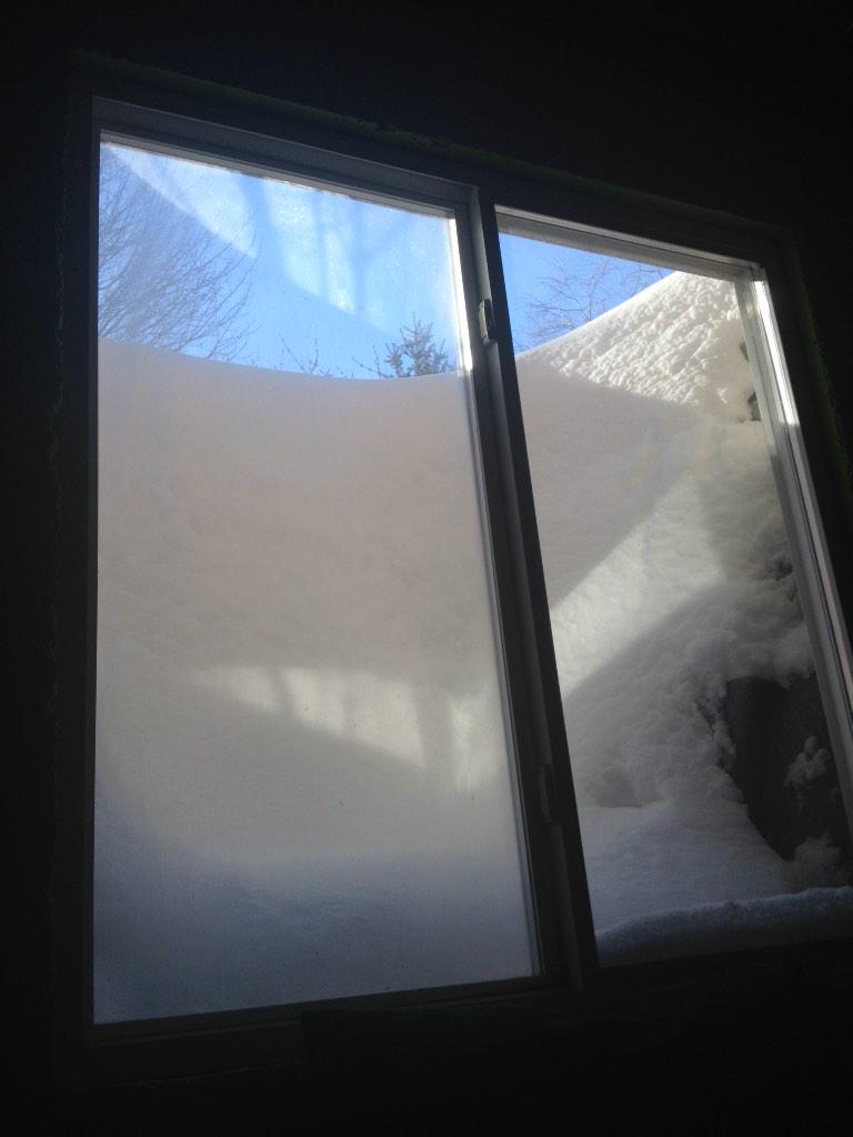 ellasigns's tweet image. View out the basement window lolol ❄️❄️ @michiganprobz #MichiganProblems