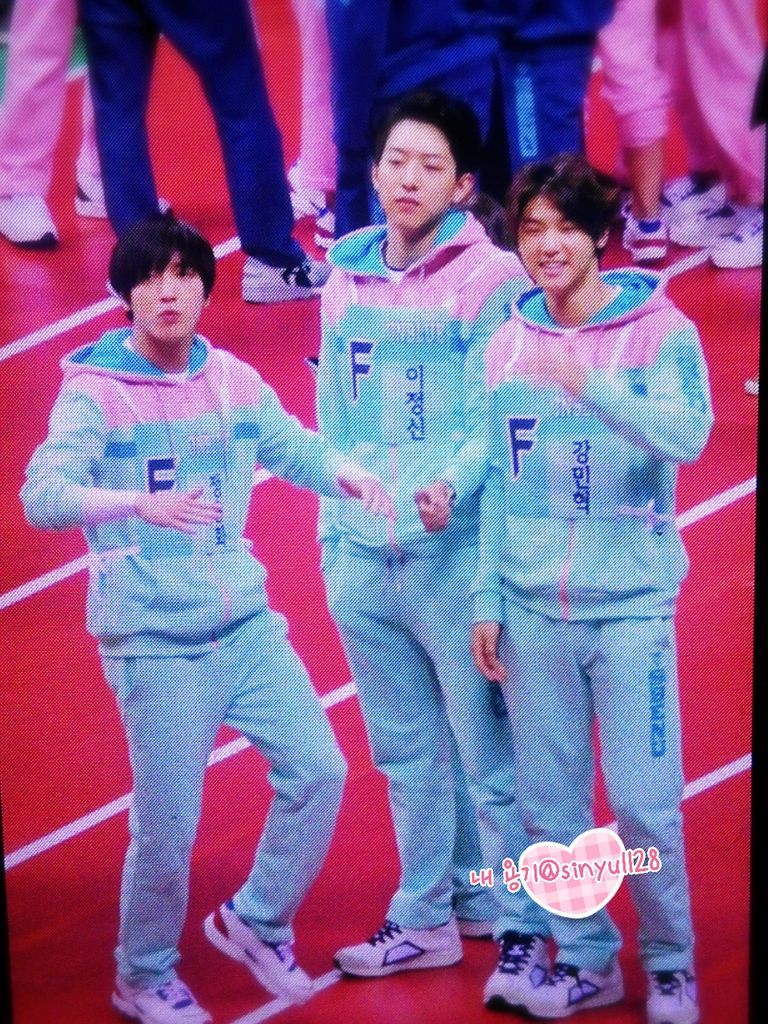sinyu1128's tweet photo. 20150203 설특집 아육대 #정용화  #이정신 #강민혁 2 미리보기 4p 용화 그 특별한 동작ㅋ그리고 팬분에게 인사하는 씨엔블루~~명수와 용화XD http://t.co/nuypzfjFne