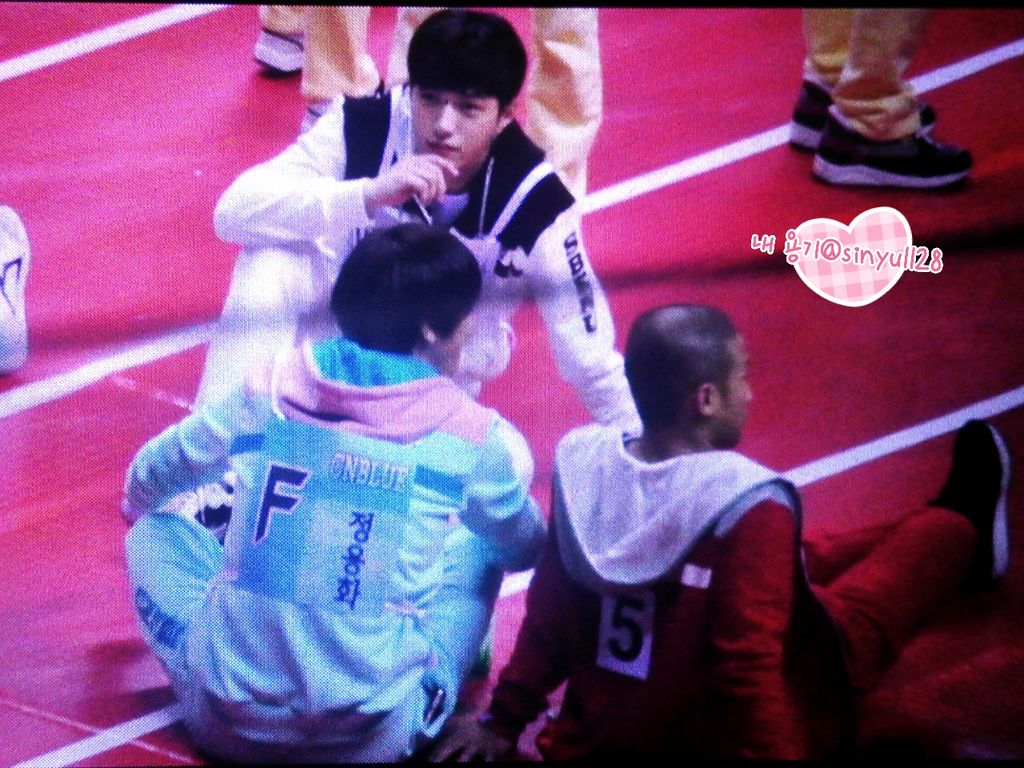 sinyu1128's tweet photo. 20150203 설특집 아육대 #정용화  #이정신 #강민혁 2 미리보기 4p 용화 그 특별한 동작ㅋ그리고 팬분에게 인사하는 씨엔블루~~명수와 용화XD http://t.co/nuypzfjFne