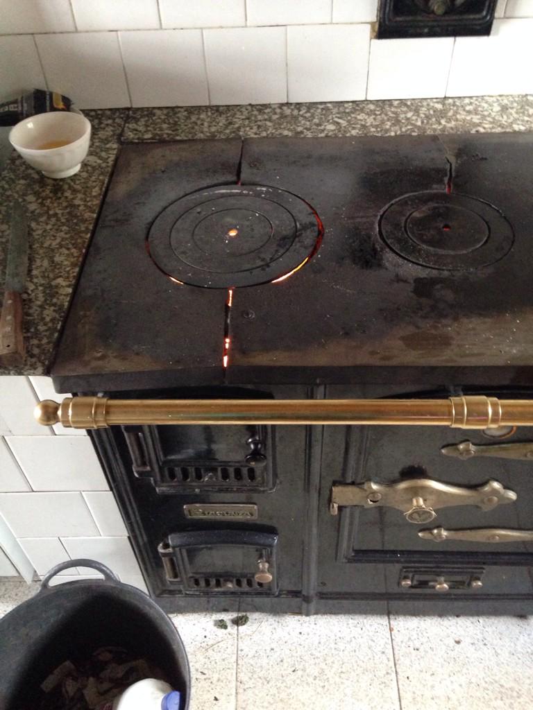 antoncillo's tweet photo. No hay nada como pasar la tarde pegado al fuego de la cociña de ferro http://t.co/3sRxvWkJok
