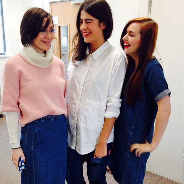 CathKidstonFR's tweet photo. Jupe en jean, chemise en jean, le jean is back ! La preuve dans nos bureaux à #Londres > http://t.co/hNjxErXT5Z http://t.co/KIfTBIc1GC
