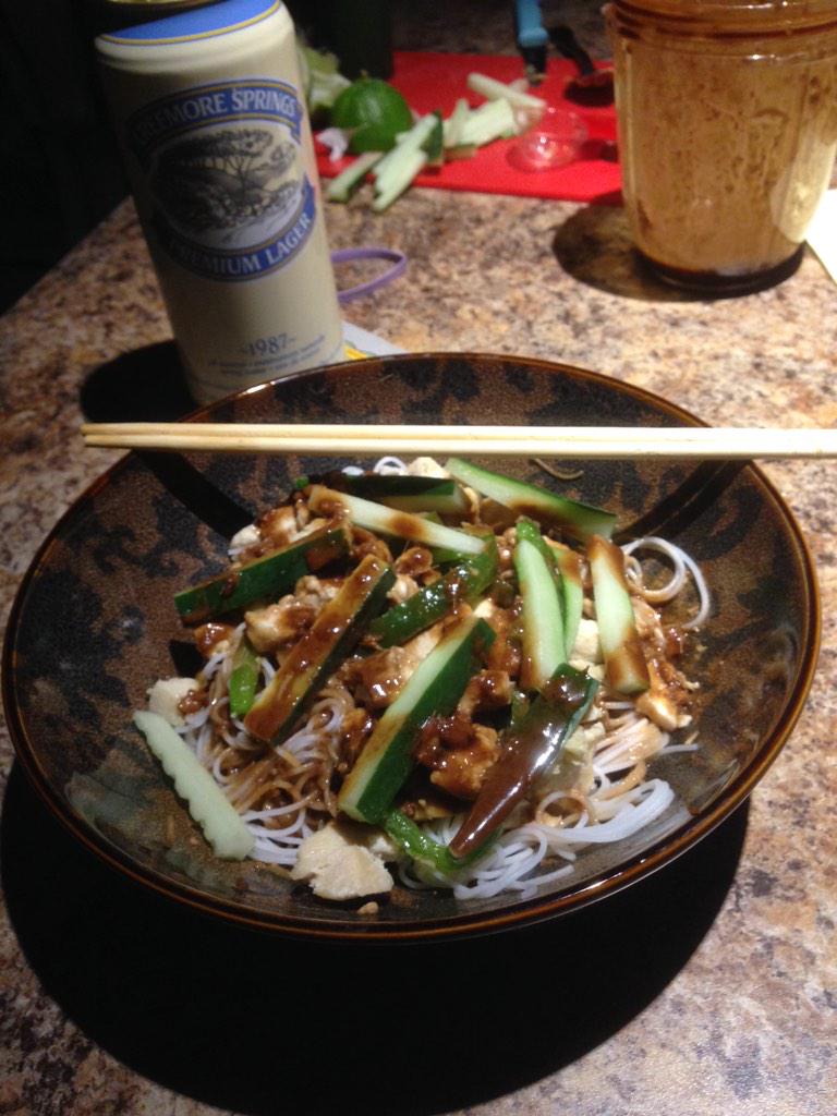 GudgeonRoses's tweet photo. Chicken Noodle bowl with Thai peanut sauce #stormeats @TwitCoast http://t.co/27RY9oQgpz