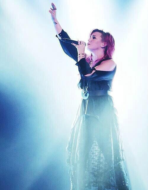 kesetheehottie's tweet photo. I would just tell you a little something not importante but who like my heart, JE T'AIME♥ @ddlovato #ILoveInColor http://t.co/yMJZDFUQNc