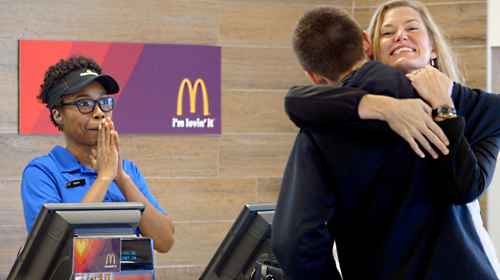 elEconomistaes's tweet photo. #McDonalds aceptará abrazos y selfies como forma de pago http://t.co/hPcnAyTCDK http://t.co/IeDyhzXQBK