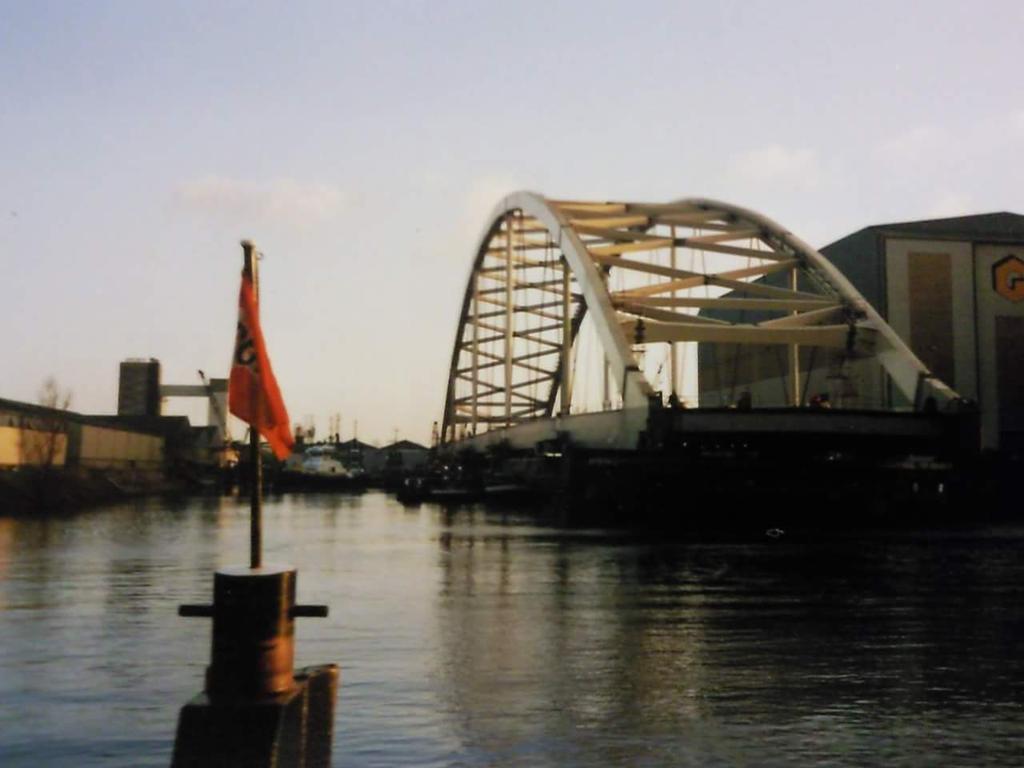 binckytweet's tweet photo. Transport van de #VanBrienenoordbrug van Zwijndrecht naar Rotterdam. Gemaakt vanaf 1 van de sleepboten. http://t.co/eVbgdnegjq