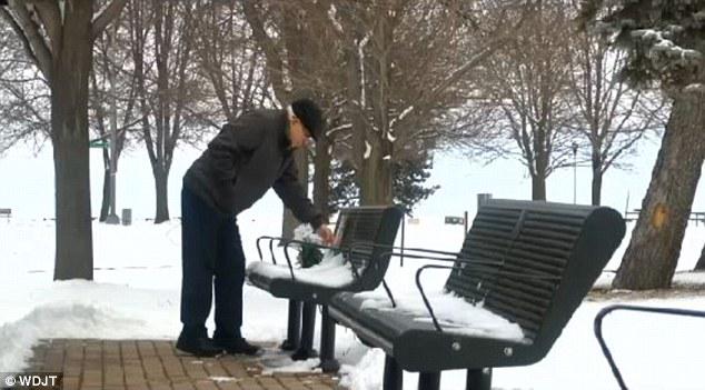 Daily_MailUS's tweet photo. Strangers clear path in snow so man can place a daisy on bench dedicated to his wife http://t.co/WyXSlBKLDg http://t.co/tFBggePAHY
