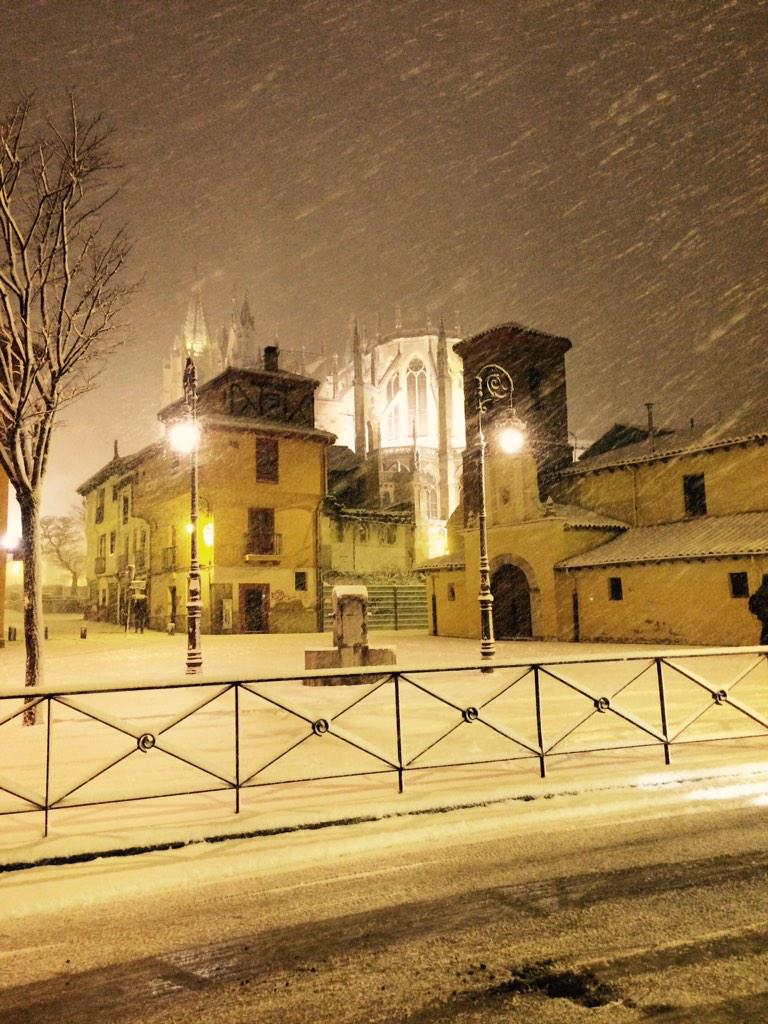 El sábado se me olvidó subir esta fotica nevando en #leonesp