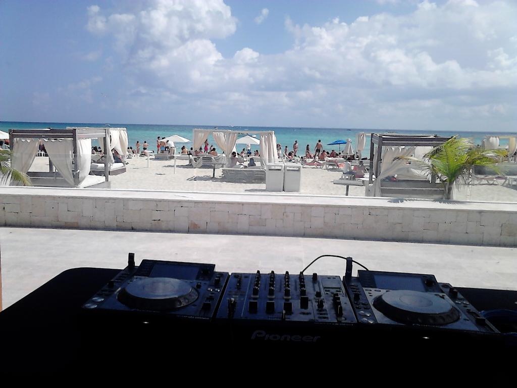 jonathonob1's tweet image. Ahora tocando en #mamitas :-)