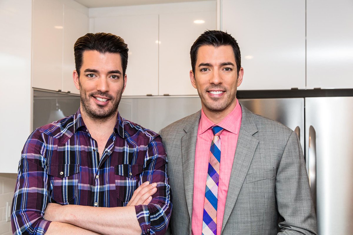 PropertyBrother's tweet photo. Canada, be sure to catch an all-new epsiode of #PropertyBrothers @w_network at 9 p.m. #ProBroTime #Renos #Realestate http://t.co/eZdBO85I2t