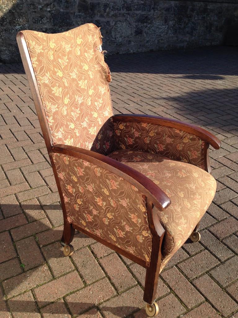 wee_magpie's tweet photo. Watch this space. This ugly chair is getting a full facelift this week - http://t.co/OtwU0Muyds