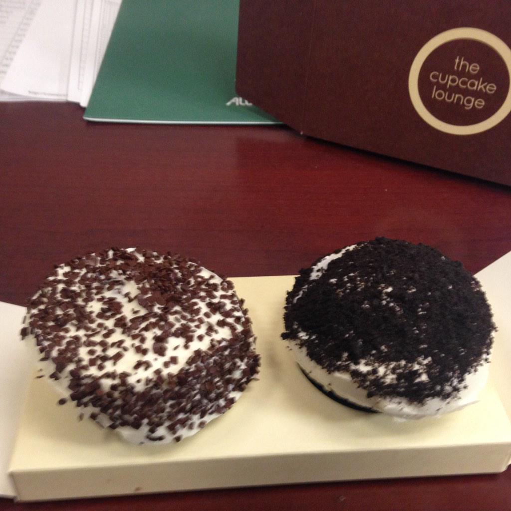 cpaz76's tweet photo. A couple of sweet reasons to work @AlgonquinColleg #TheTeaShoppe #CupcakeLounge http://t.co/fmZCVVdMCs