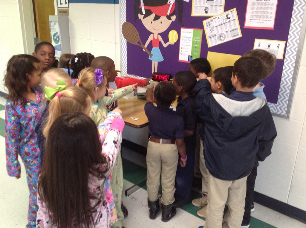 ccrystal1996's tweet photo. Analog and digital clocks are all around our school! #learningtotelltime http://t.co/wgE3pf5pUF