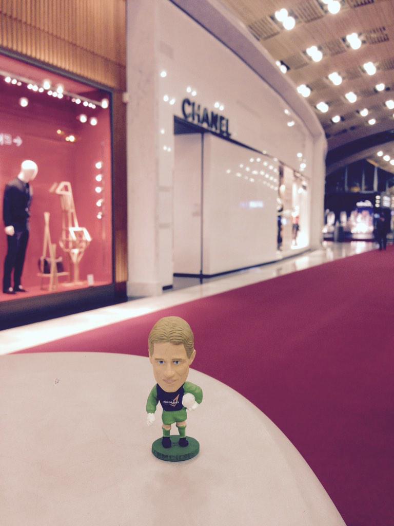 WhereisPeterS's tweet photo. Peter hitting up the airport shopping on route to Salvador #WhereisPeterS #shopping #Brazil #CdG #Salvador #minipeter http://t.co/tN03iRVM6p