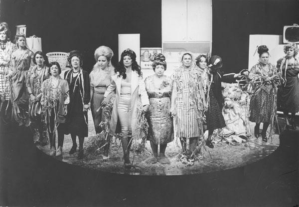 QHistoire's tweet photo. Demain, on se rappelle avec Maude Guérin de la première lecture publique des Belles-soeurs en 1968. #Quellehistoire http://t.co/0LFLqjvIY1
