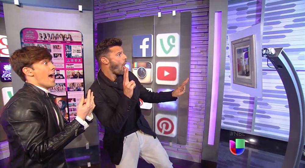 rogergzz's tweet photo. Ayer fue TT #NBLRickyMartin por la 'selfie' que se tomó @ricky_martin en #NBL ayer. Miren el detrás del iPad 😉 http://t.co/donAklF7qq