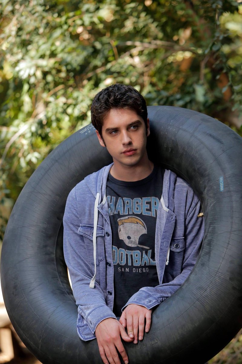 JLo's tweet photo. RT if you can’t wait to watch an ALL NEW episode of #TheFosters tonight @ 8/7c on @ABCFamily!  http://t.co/5BJUXmLtIs http://t.co/hqvBAYRfIS