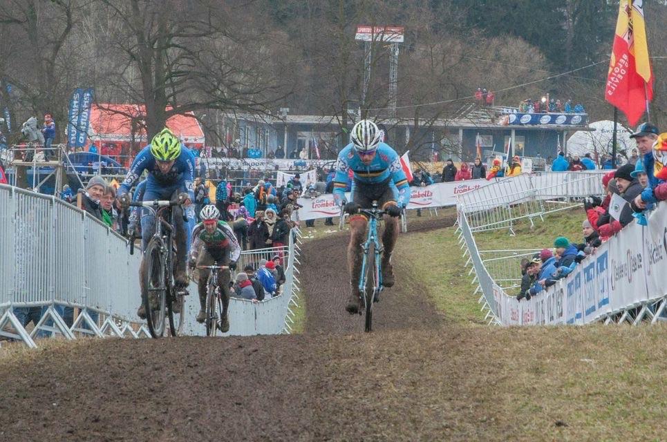 Caprivesi's tweet photo. ##UCI_CX_WORLDS2015 #tabor #noprice pics bluetrain #lucabraidot #Fontanaprorider is overtaking the legend of Cx #Nys http://t.co/u9SPY4gxWU