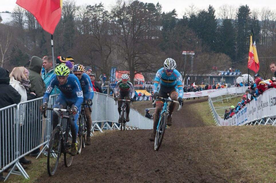 Caprivesi's tweet photo. ##UCI_CX_WORLDS2015 #tabor #noprice pics bluetrain #lucabraidot #Fontanaprorider is overtaking the legend of Cx #Nys http://t.co/u9SPY4gxWU