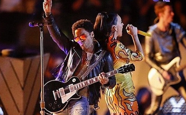 AppleMusic's tweet photo. Still loving @LennyKravitz’s performance from last night. 
Strut is out now: http://t.co/Of6DBx3uem #SB49 http://t.co/DF9uxaIUxk