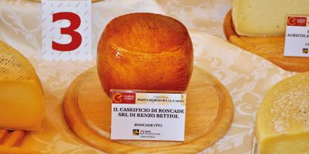 cheesemaking1's tweet photo. Cheesy hints, commonly asked questions and colouring cheese in January newsletter >>> http://t.co/9tAK4nKGmY http://t.co/goPLZENWzP