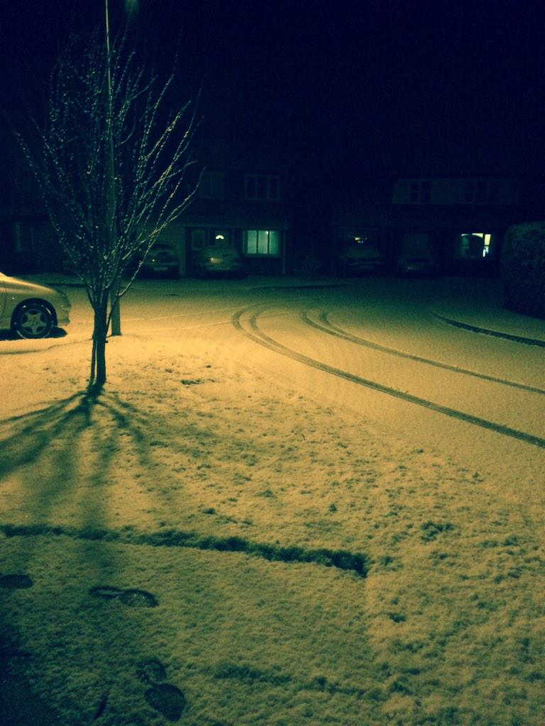 Got home from the gym to find this lovely white blanket of snow, wander if it will still be here in the morning 😜