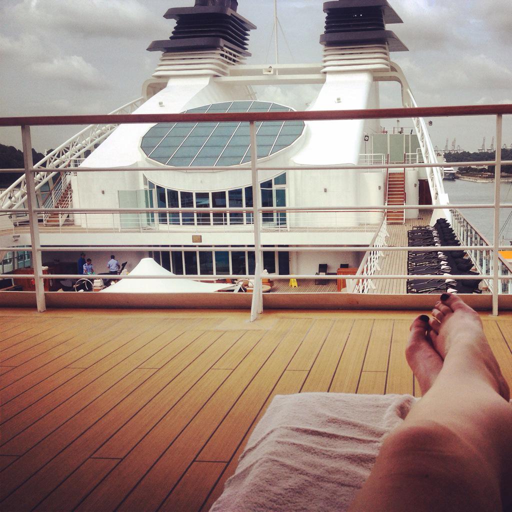 lolybowden's tweet photo. Lady of leisure in Singapore ! http://t.co/ZRs6sXmKc3