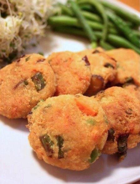 くみんちゅ 手作りがんも よく水切りした木綿豆腐 片栗粉大３ あれば卵 塩 砂糖少々 にんじんやネギ 枝豆など好きな具を混ぜ 浅くはった揚げ油にスプーンで落としてカラッと揚げる 揚げたてに生姜醤油が最高 おでんにも もう市販のは買えない