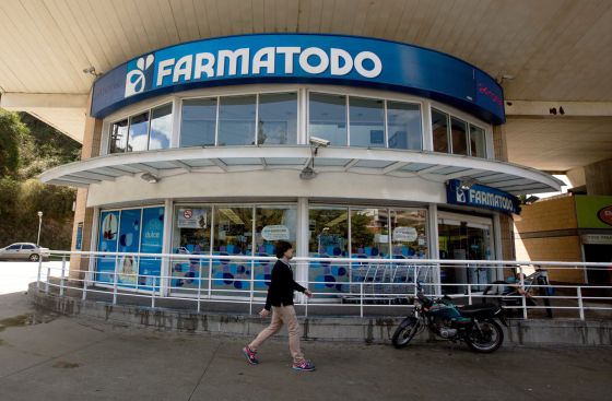 el_pais's tweet photo. Venezuela detiene a los directivos de la cadena Farmatodo por "sabotear al pueblo" http://t.co/t9ddLRless http://t.co/XqVRaDN6OB