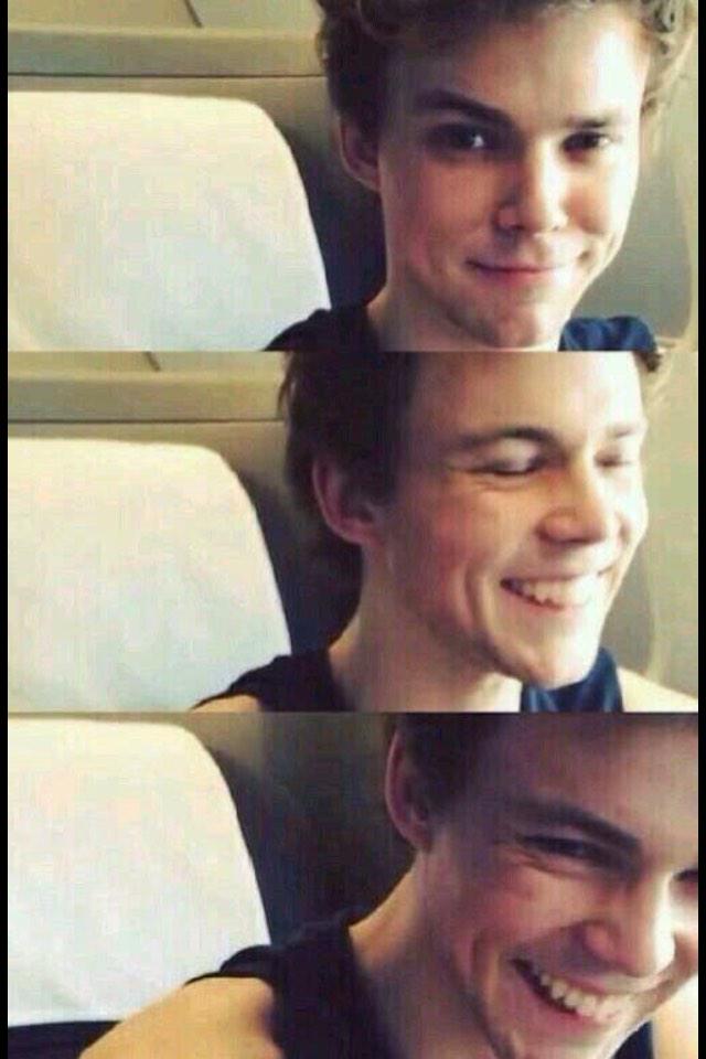 w0wlucass's tweet photo. Ash is 31% kangaroo, 27% smiles, 18% dimples, and 50% giggles. Don't hate on my ball o sunshine #StopTrashingAsh ๐๐ญ๐ http://t.co/RdZsJjMAYh