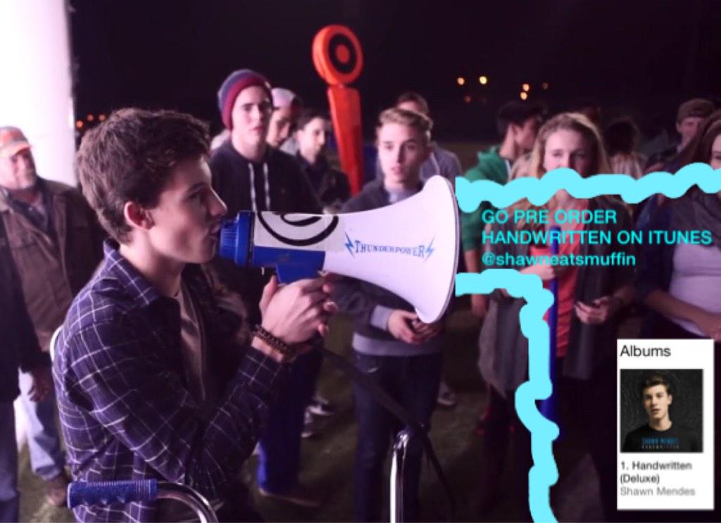 shawneatsmuffin's tweet photo. HAHAA Go pre order it if you haven't !!!!! #PreOrderHandwrittenAtMidnight @ShawnMendes http://t.co/u9YApNwpEU