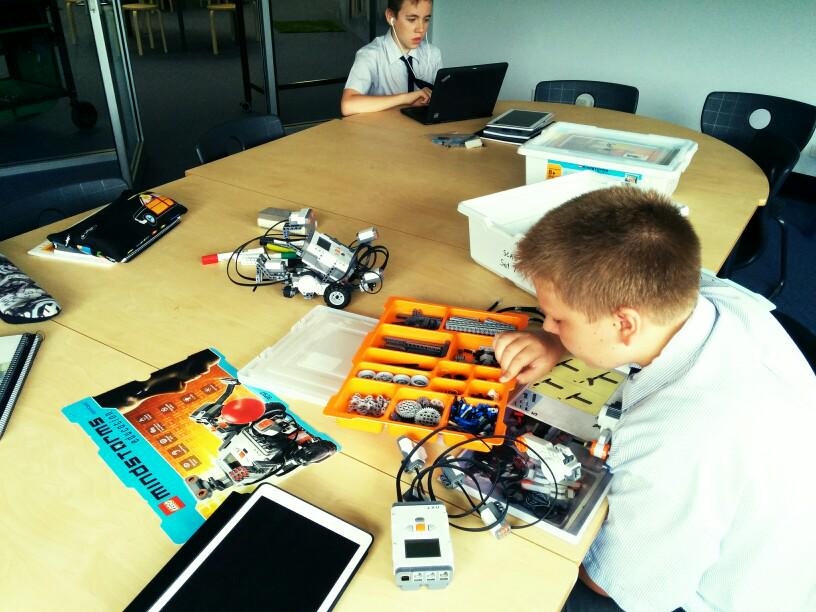 SCASpmq's tweet photo. Yr 8 programming with #Lego #Mindstorms #IceCentre with @iMerinet http://t.co/yK6WcL2QFs