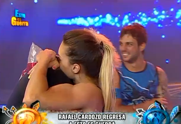 estoesguerra_tv's tweet photo. Aaawwwww! Cachaza le dedica tiernas palabras a Rafael #EEGLaFamiliaseReune http://t.co/Dhm9rZ5a42 http://t.co/feXH5Kle4W