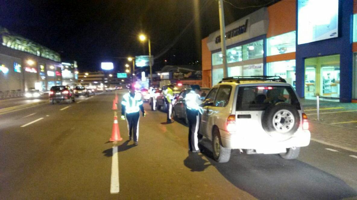 EcuNix's tweet photo. Comprometidos por una movilidad más segura intensificamos operativo #ControlDePlacas | sitios estratégicos del #DM http://t.co/fGDINZHgqS