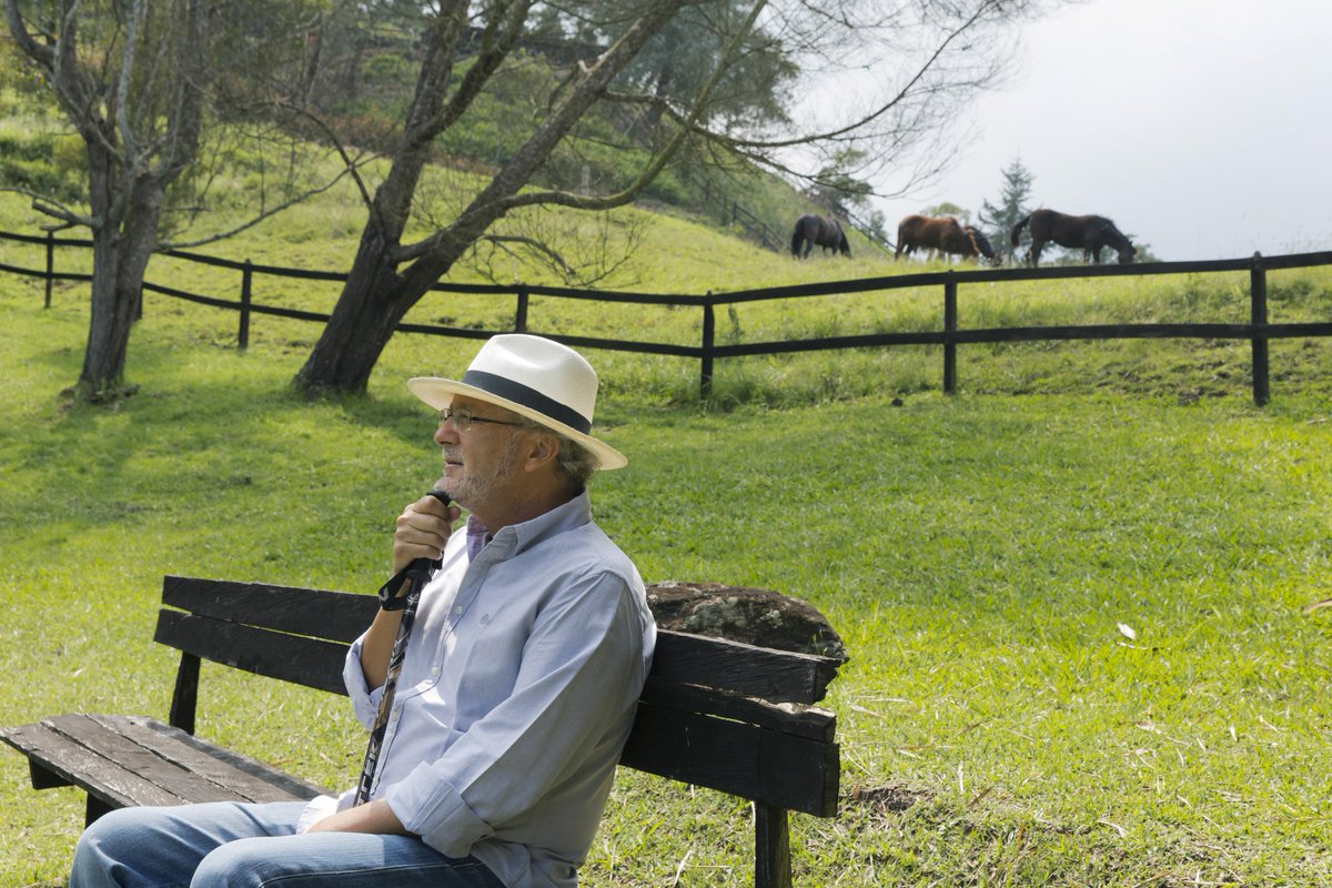 elpais_america's tweet photo. “Firmar la paz sería recuperar la tierra de Colombia” http://t.co/eqEvxBQqpl Entrevista con el escritor @hectorabadf http://t.co/bJi4iEIQhP