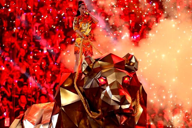 TvTopiaBlog's tweet photo. La gran Katy Perry (@katyperry) arrasa en el intermedio de la #SuperBowl 2015. (Mañana vídeo en la web) http://t.co/ax0n5AZ7pm
