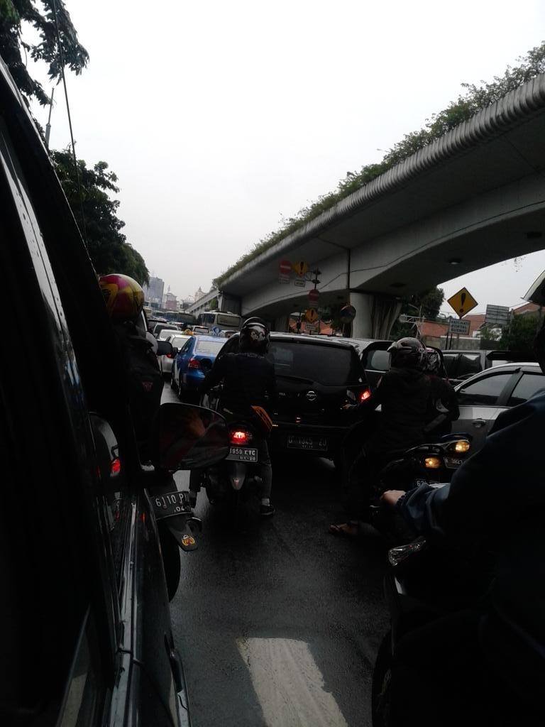 09:48 Arus lalin  jl.letjen suprapto dari sebrang itc cempaka mas ke arah senen padat merayap RT <a href="/mohamadmasroni/">mohamad masroni</a>