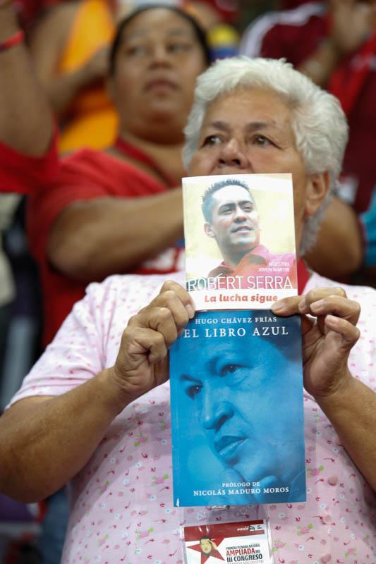 JacquelinePSUV's tweet photo. Pdte @NicolasMaduro: La victoria de la bancada de la Revolución será en homenaje a Robert Serra #YoLeVoyALaPaz http://t.co/7C6NhqXreq