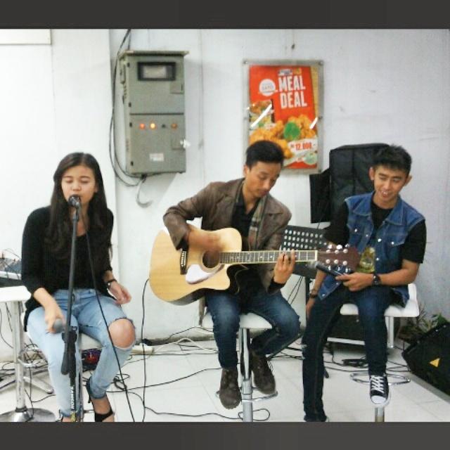 <a href="/senja_id/">SENJA</a> ft. <a href="/AbrianLendi/">Lendi abrian</a> lenat Indomaret Point Sukajadi ~