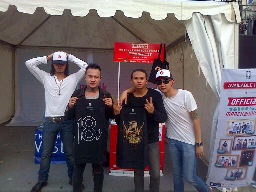 Yuk diorder merchendise keren dari 18+ langsung aja mention ato email ke <a href="/MusicaMerch/">MusicaMerch</a>