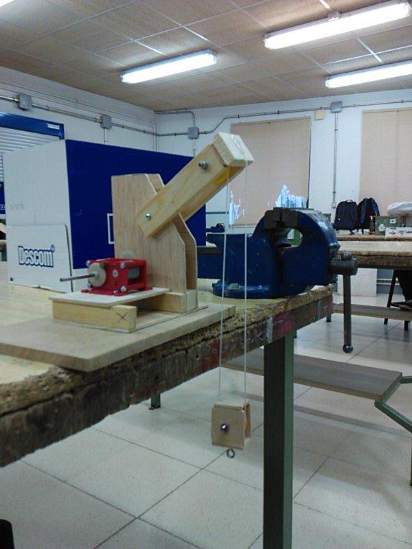 IESZobel's tweet photo. Algunas grúas de #tecno3 ya están listas para la prueba final. http://t.co/sUcG0HEkGa