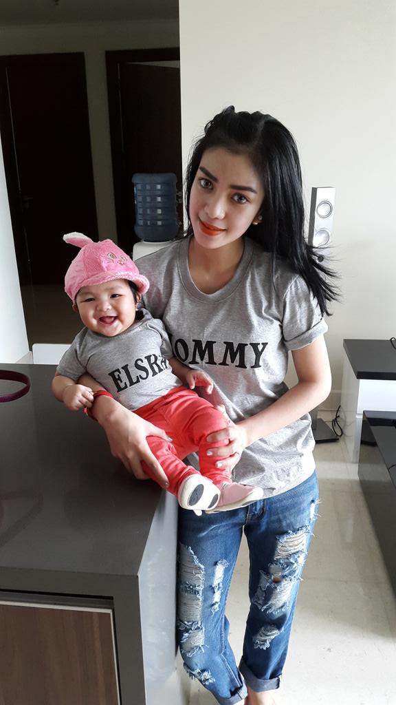 Queeninds's tweet photo. Baby EL miss you lah 😘😘"@nindah_R: Kembar😄 http://t.co/A87WnrG6RD"