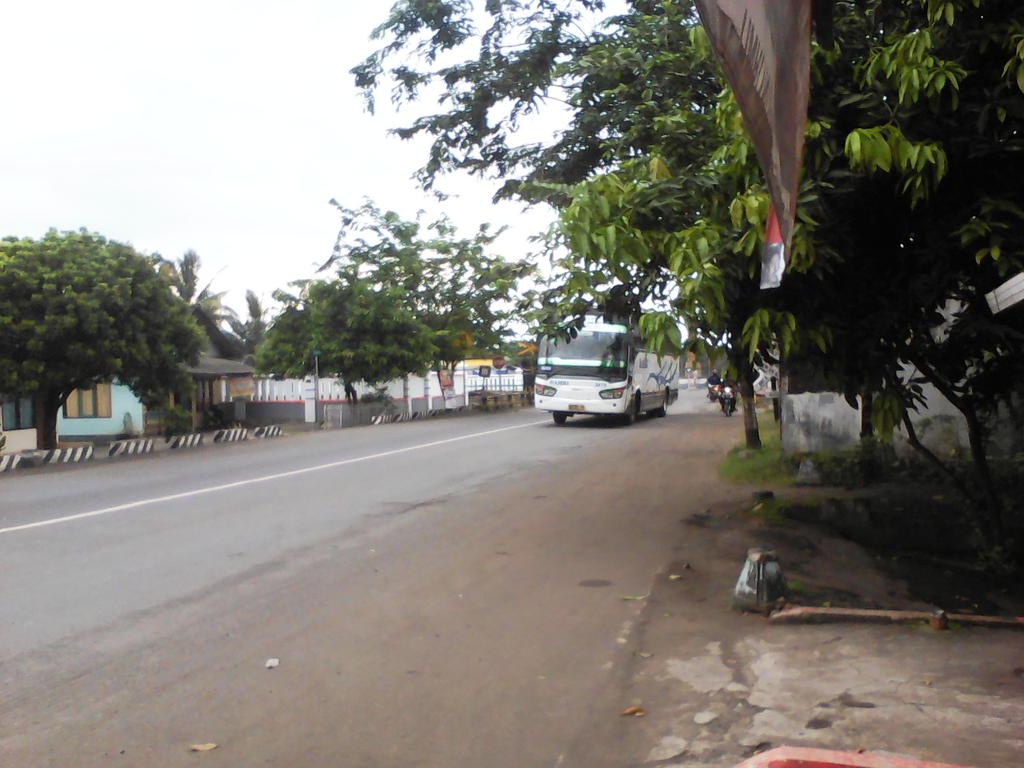 DaffaAthallah22's tweet photo. Damri :) http://t.co/SsgA6pEJr2