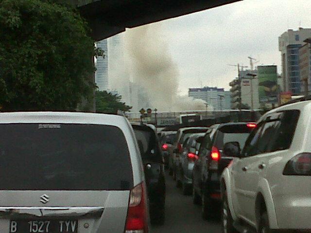 TorryFardiyanto's tweet photo. @RadioElshinta exit toll kuningan tersendat karena adanya kebakaran didepan, asap membumbung tinggi http://t.co/o3oi7wPL40