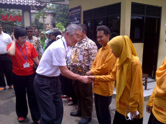 fiettiotiotio's tweet photo. @blhkotadepok kunjungan walikota osaki ke sekolah adiwiyata SMPN 2 Depok http://t.co/enWKUa9nMB