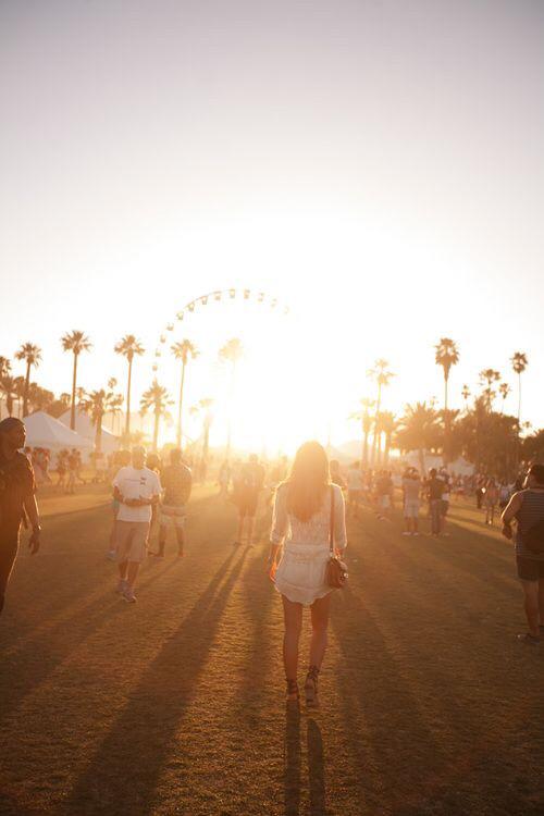 iIovesickdrops's tweet photo. Coachella 🎉🎶🎡🌼✨ http://t.co/l0XKZuLtM6