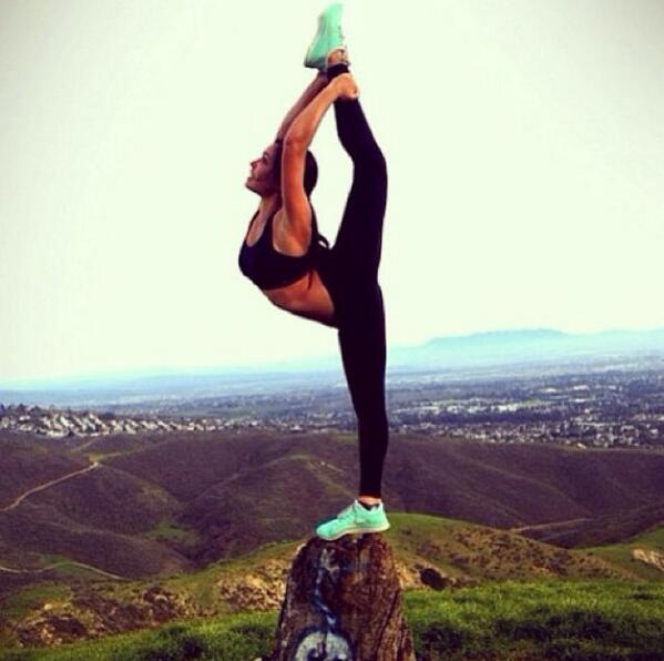 Бег с высоким подниманием колен. Красивый шпагат. Уттхита хаста падангуштхасана 2. Упражнение поднятие ног стоя. Растяжка нога вверх.