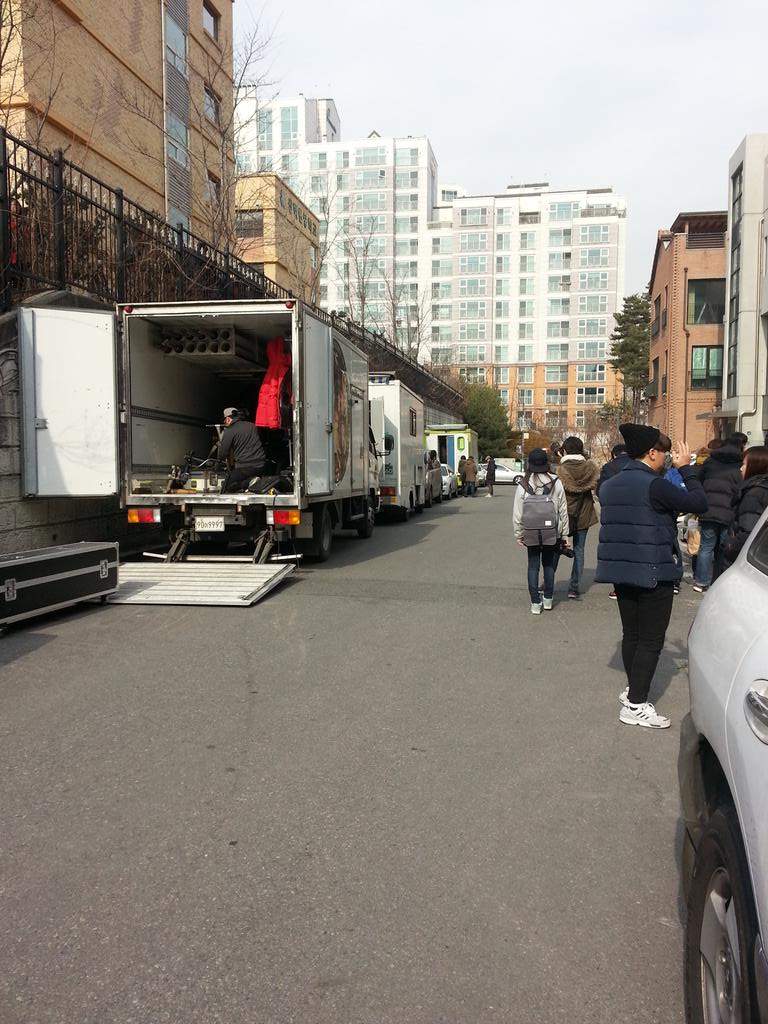 백현동 카페거리에 아이유 왔어요...^^ cf 촬영하는중... 아침엔 킬미힐미 드라마 촬영...