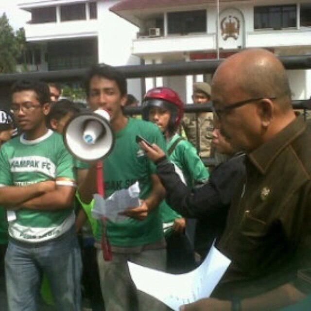 KAMPAKcyber's tweet image. Setelah dari Walikota, massa bergerak ke kantor Koni. Ribak! #SavePSMS