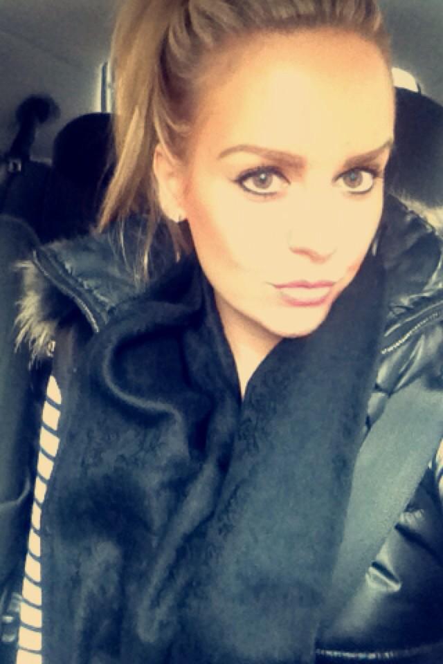 pwincesslealea's tweet photo. Car selfy http://t.co/rurwPaxATN